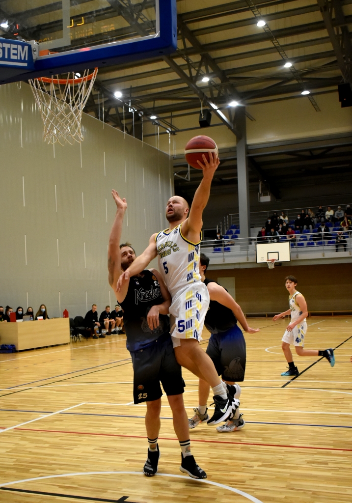 Jānis Tomaševskis, vienības “Aizkraukles novads” rezultatīvākais spēlētājs, kārtējā rezultatīvajā “lidojumā” uz pretinieku grozu.