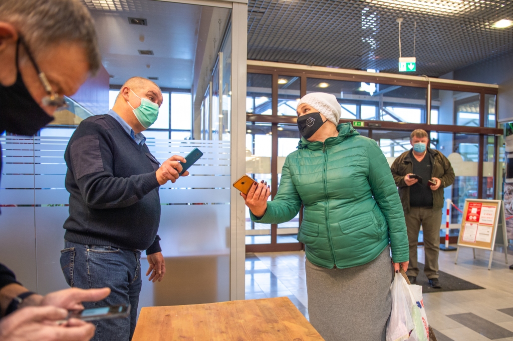 Covid-19 sertifikāta pārbaude “IGA centrā”. Apmeklētāji pārsvarā ir atsaucīgi un bez pretenzijām.