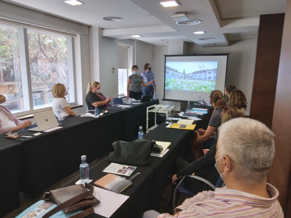 Nodarbība, kurā Lāsma ar Maiju stāsta par savu skolu. 
Autors: no Lāsmas albuma