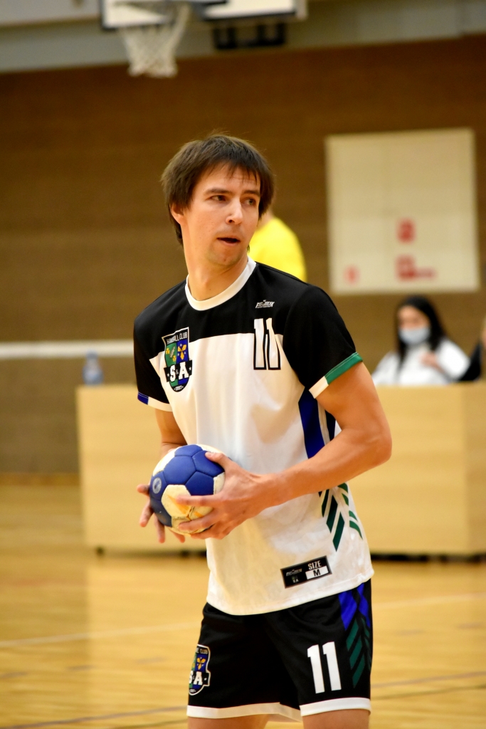 Kā met — tā iekšā! Vienības “S&A” spēlētājs Artūrs Beļūns šīs sezonas četras spēlēs pretinieku vārtos bumbu raidījis 31 reizi.