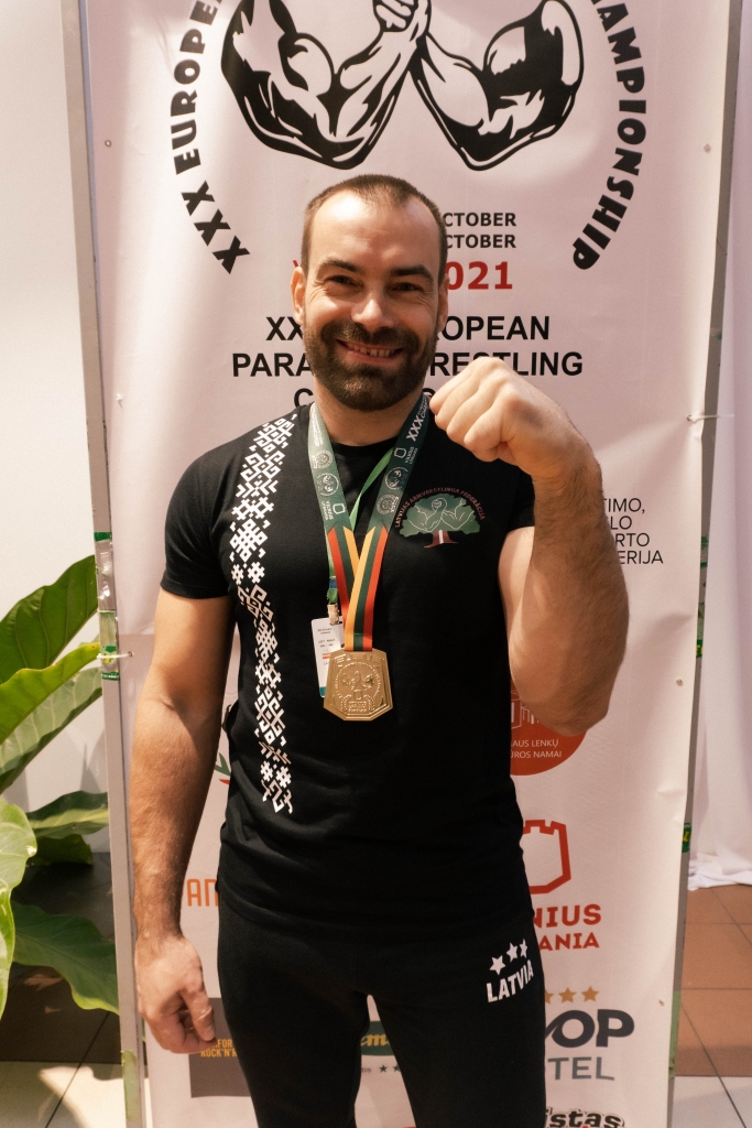 Deviņvīru spēks rokās! Aigars Ruzģis Eiropas čempionātā ārmreslingā Lietuvā.
Autors: no personīgā albuma