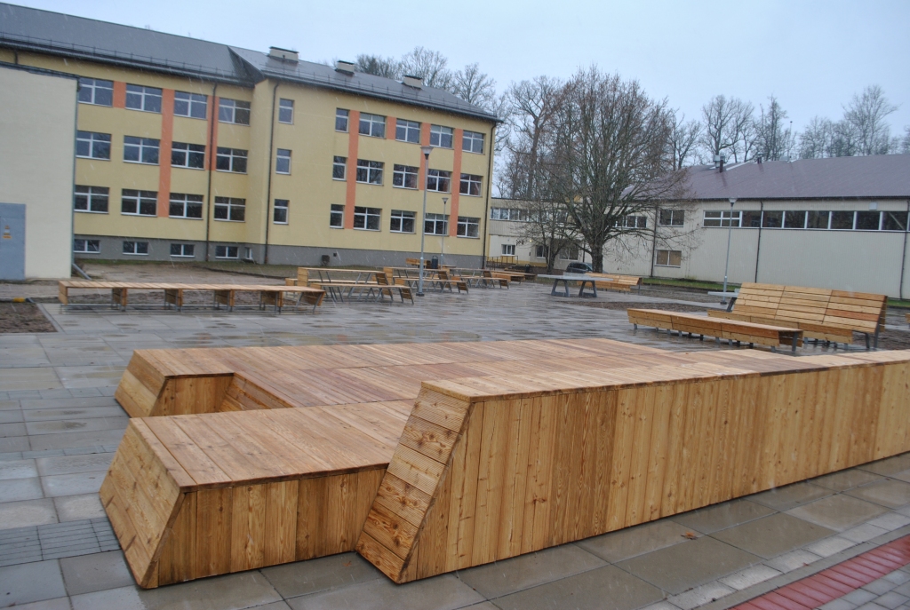 KLASE zem klajām debesīm.