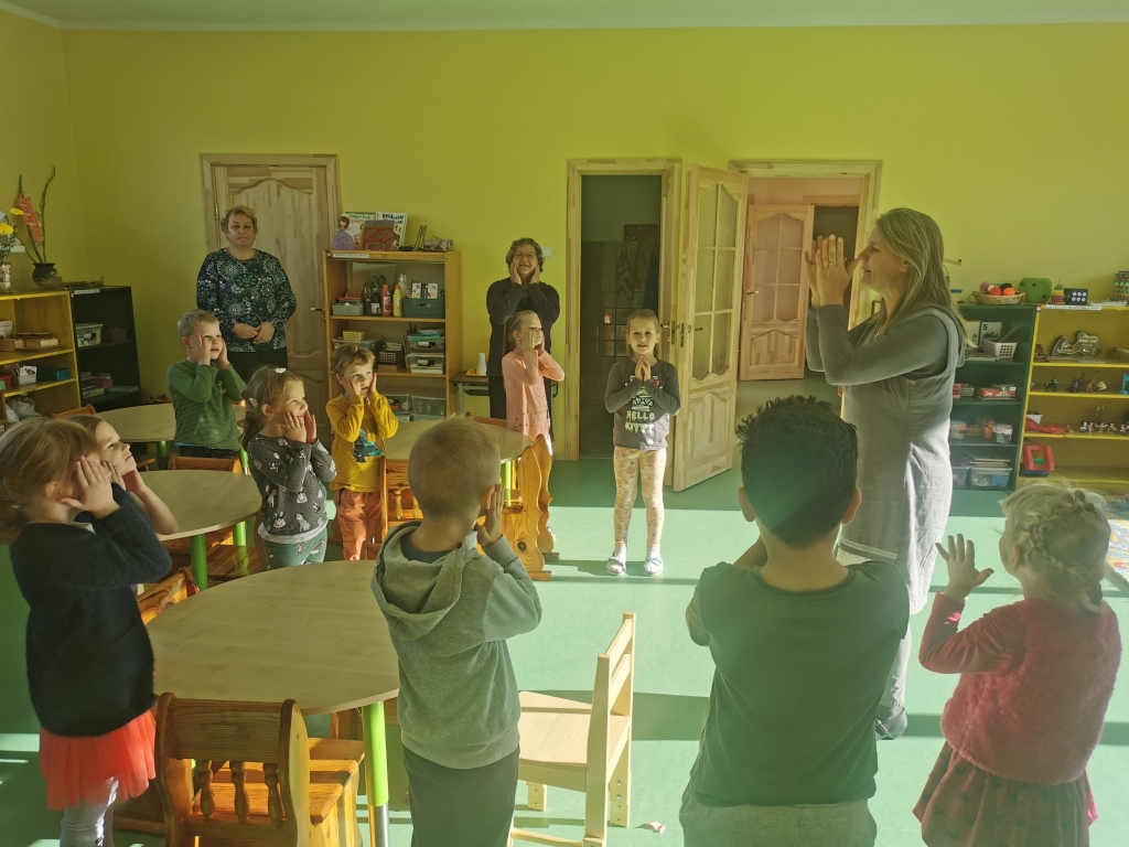 Mazzalves pamatskolā pirmsskolas grupā pie bērniem viesojās stāstniece Līga Reitere.
Autors: no skolas arhīva