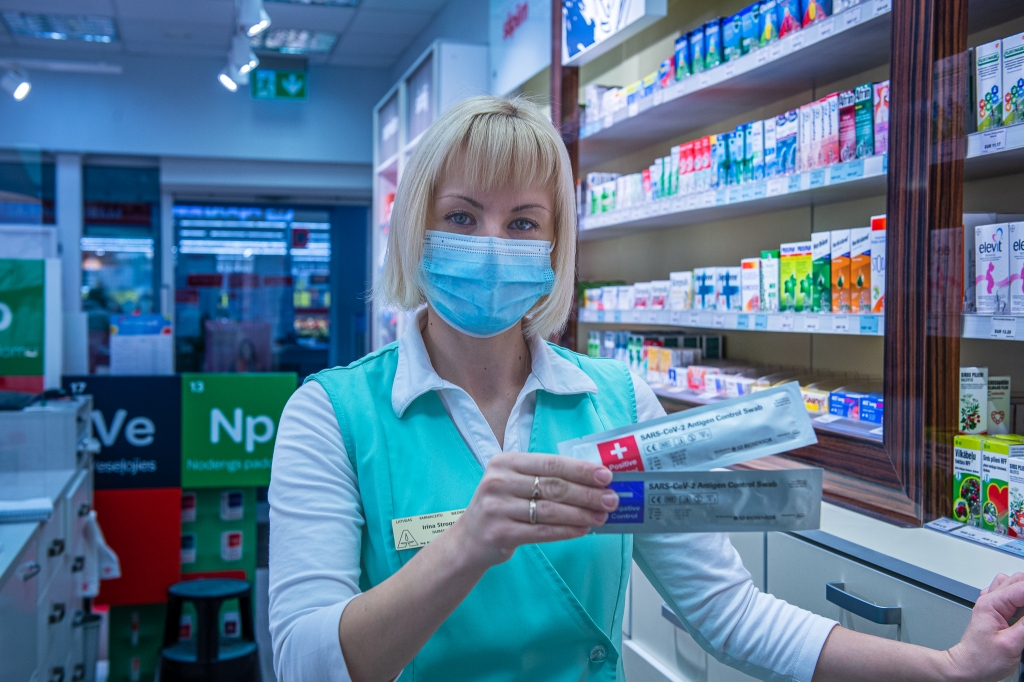 “A aptiekas” farmaceite Irina Strogova stāsta, ka saistībā ar tenisa sacensībām Aizkrauklē aizvadītās nedēļas nogalē aptiekā bijis liels pieprasījums pēc Covid-19 testiem. Veicot tos šajā aptiekā, var saņemt sertifikātu, kas derīgs 72 stundas.