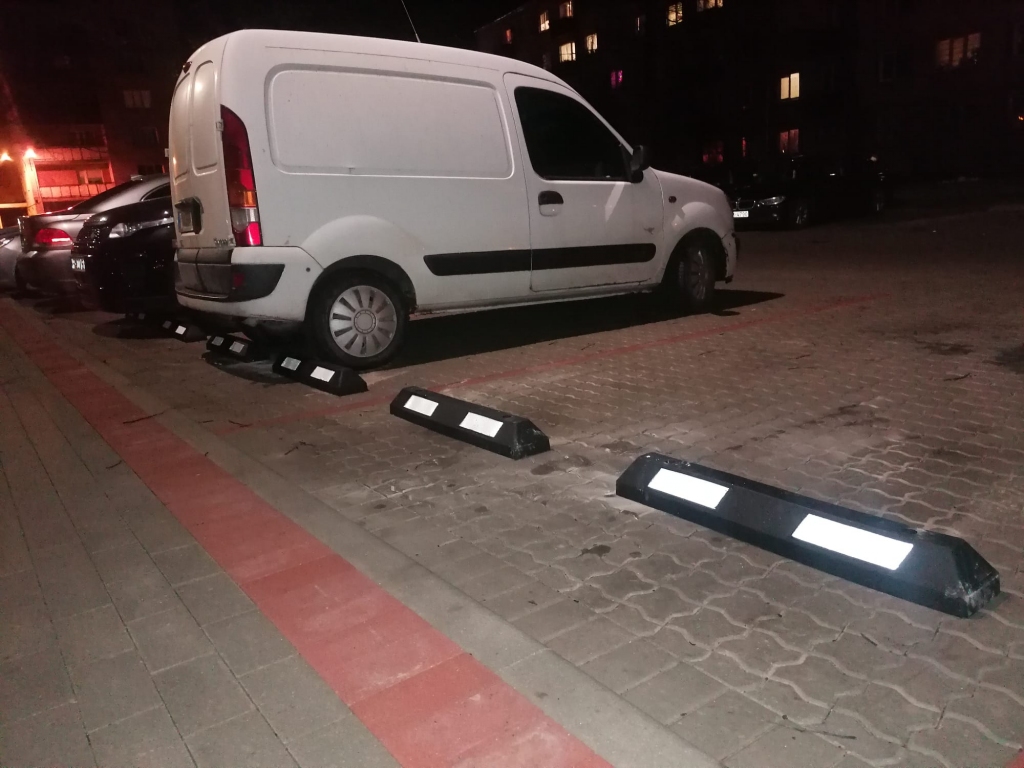 Aizkrauklē, stāvlaukumā pie Draudzības krastmalas 4. nama, ierīkotas aizsargbarjeras. Līdz šim autovadītāji savus transportlīdzekļus šeit novietoja tā, ka daļa gājējiem paredzētās ietves tika aizsegta. Tas radīja neērtības celiņa izmantotājiem — gājējiem, māmiņām ar ratiem un riteņbraucējiem, kā arī sarežģīja uzturētājiem veikt tīrīšanas darbus. “Parasti šādos projektos paredz laukakmens vai kāda cita veida atstarpi, kas atdala braucamo daļu un gājējiem paredzēto ietvi. Pērn ziemā bija grūti veikt uzturēšanas darbus. Lai gājēju ietvēm paredzētais traktoriņš varētu ietvi iztīrīt, nāktos bojāt otrpus gājēju ietvei esošo zālienu. Aizkrauklē vēl ir vietas, kur šādas barjeras būtu nepieciešams uzstādīt, piemēram, pirmsskolas izglītības iestādes “Zīlīte” autostāvlaukumā,” stāsta Zemgus Vītoliņš, “Aizkraukles KUK” vadītājs. Šī bija apsaimniekotāja iniciatīva, kuras realizēšanai lūgts pašvaldības finansiālais atbalsts. Barjeru iegādei un ierīkošanai nepieciešami aptuveni 500 eiro. Uzstādītas 16 barjeras.