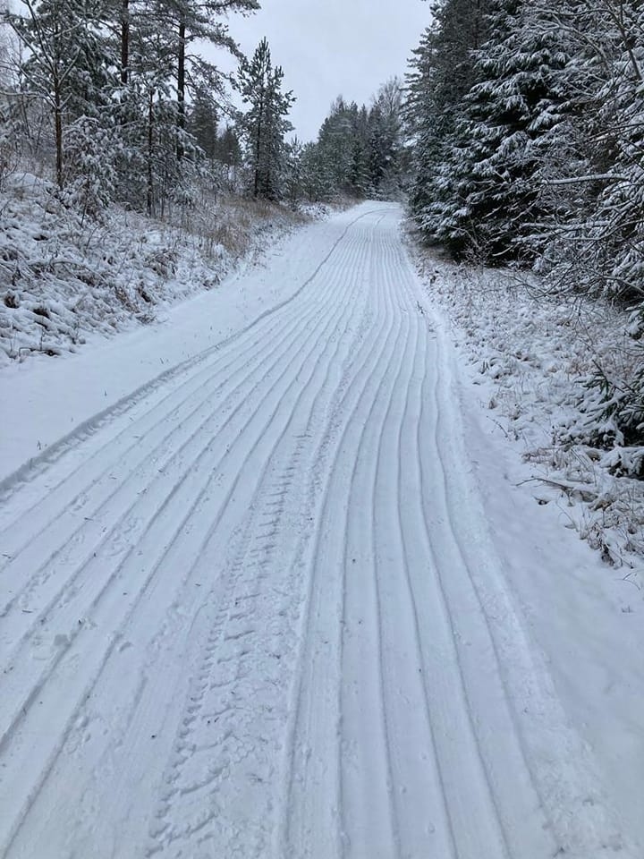 Sporta un aktīvās atpūtas kompleksā “Mailes” Vietalvas pagastā, izmantojot pirmo sniegu, jau sagatavota četrus kilometrus gara slēpošanas trase, kas ietver gan stadiona apli, gan meža posmus. Tā kā turpmākajās dienās sola sniegu un salu, tad var droši doties slēpot. Nedēļas nogalē darbosies arī slēpju noma.
Autors: no atpūtas kompleksa “Mailes”