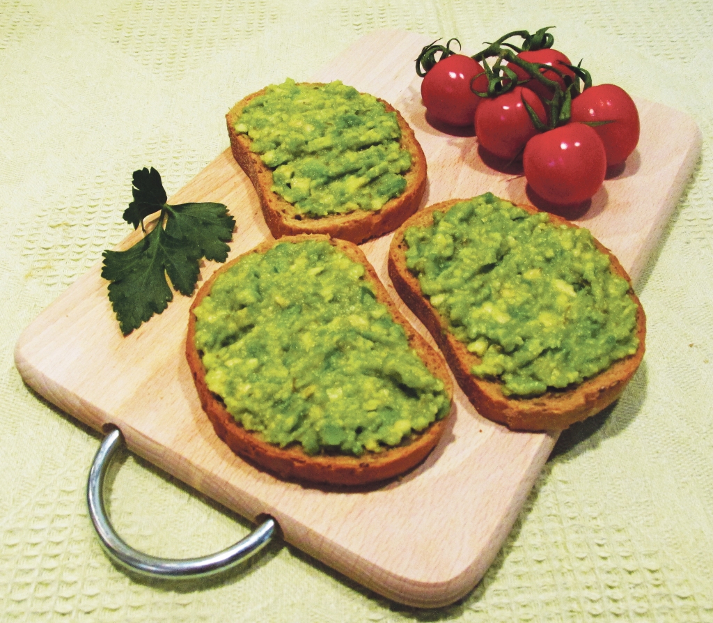 Veselīgas maizītes ar avokado.