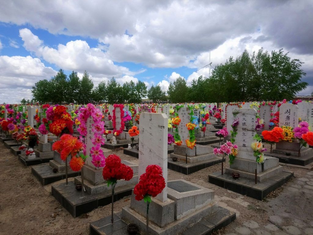 Kapi Maņdžouli. Nekādu zaļumu, bet daudz krāsainu mākslīgo ziedu un paugurainā stepe apkārt. Kapiņi ir diezgan līdzīgi, uz katra uzgrebts ķīniešu simbols, kas pēc mūsu tulkotāja nozīmē “ziedojums gariem”.
Autors: no ceļotāju albuma