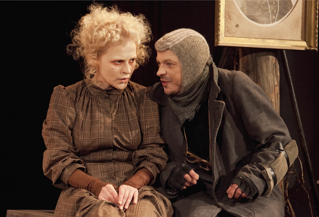 SKATS NO IZRĀDES. “Ragana” nominēta 2010./2011. gada “Spēlmaņa nakts” balvai piecās nominācijās — “Gada dramatiskā teātra izrāde”, “Gada režisors”, “Gada aktrise” (I. Kučinska), “Gada kostīmu māksliniece” (I. Vītoliņa), “Gada kustību māksliniece” (I. Krasovska).
Autors: no Liepājas teātra