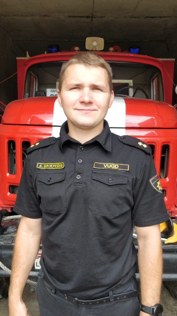 APVIENOS AMATUS. VUGD Zemgales reģiona brigādes Aizkraukles daļas Jaunjelgavas posteņa komandieris Arturs Grikpedis tur­pmāk pildīs arī Neretas posteņa komandiera pienākumus.