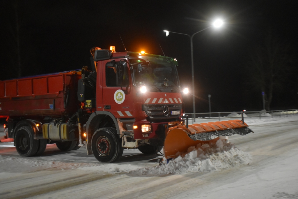 Cilvēks pret dabu. Tehnika pilsētas teritorijā bez apstājas darbojās vairākas stundas, taču pēc nepilnas stundas snigšanas attīrītās ielas atkal klāja sniega kārta.