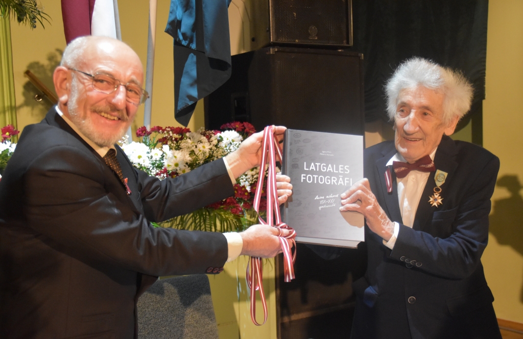 Igors Pličs (no kreisās) un Pēteris Korsaks grāmatas “Latgales fotogrāfi laika ritumā 19. —21. gs.” atklāšanā.
Autors: Aivars Bite