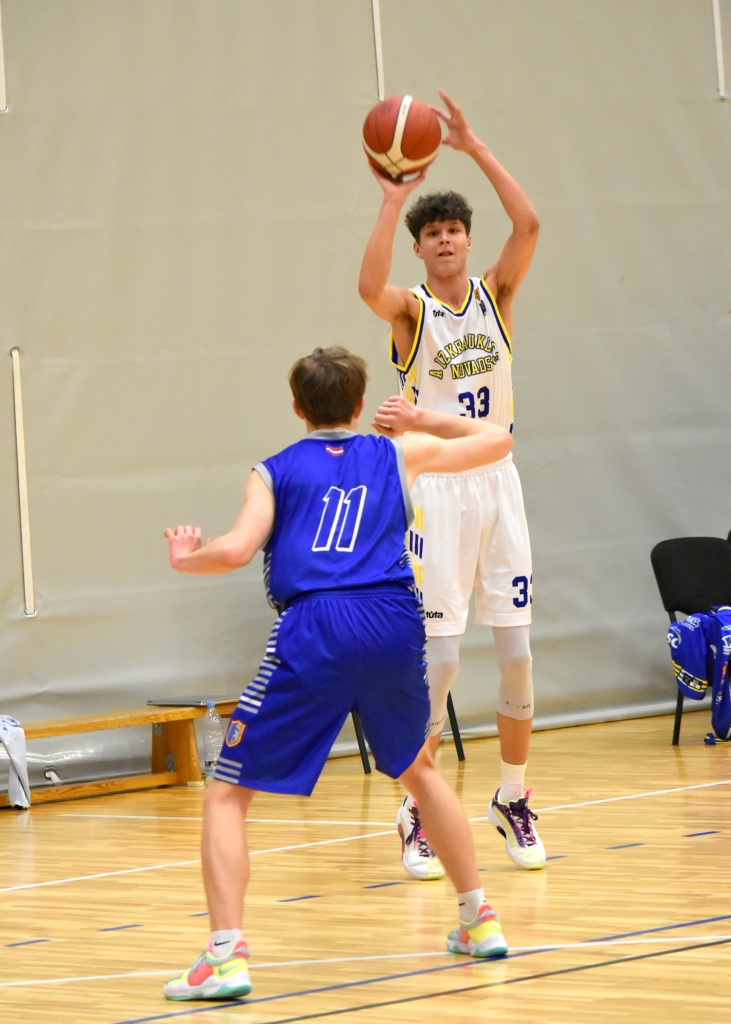 Trīspunktu karalis! Rojs Eglītis (attēlā ar bumbu) piecas reizes bija precīzs no laukuma trīspunktu līnijas.