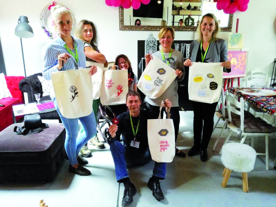 Polija, 2019. gada septembris. Pirmais brauciens, kur vienā no meistarklasēm katram bija iespēja sašūt un apdrukāt sev auduma maisiņu.