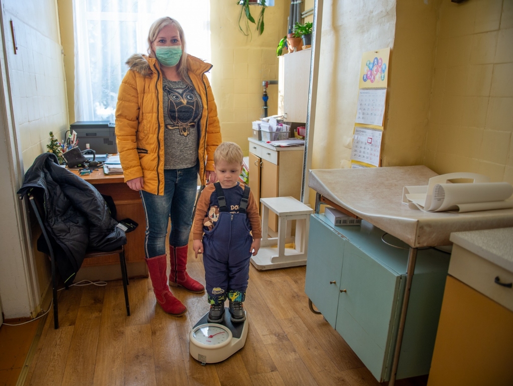 Pacientu ērtībām. Kristīne ar dēlu Markusu Seces feldšerpunktā, kurā pašvaldība iegādājusi jaunu aprīkojumu, tostarp svarus bērniem.
Autors: Imants Kaziļuns