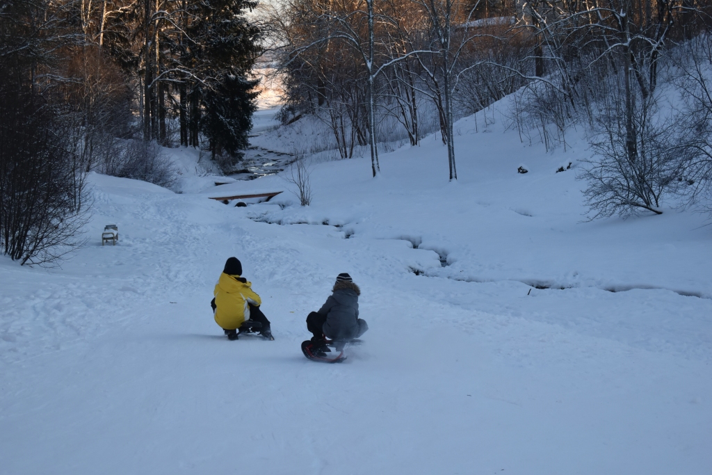 Priekpilns nobrauciens. Ziemas prieku baudīšanai aizkrauklieši ir iecienījuši kalniņu aiz kafejnīcas “AK Gardumi”. Šļūkšanu apdraud koki un strautiņš, kurā nobrauciens beidzies daudziem kalniņa apmeklētājiem.