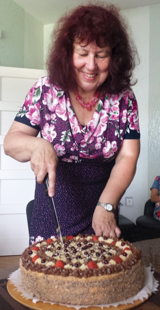 Brigita Skaistkalne, jubilejas torti griežot.
Autors: no Brigitas Skaistkalnes personīgā albuma