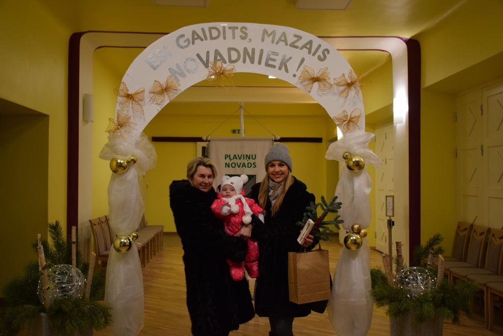 JAUNĀ NOVADNIECE — mazā Amēlija ar māmiņu Aleksandru (no labās) un vecmāmiņu Innu.