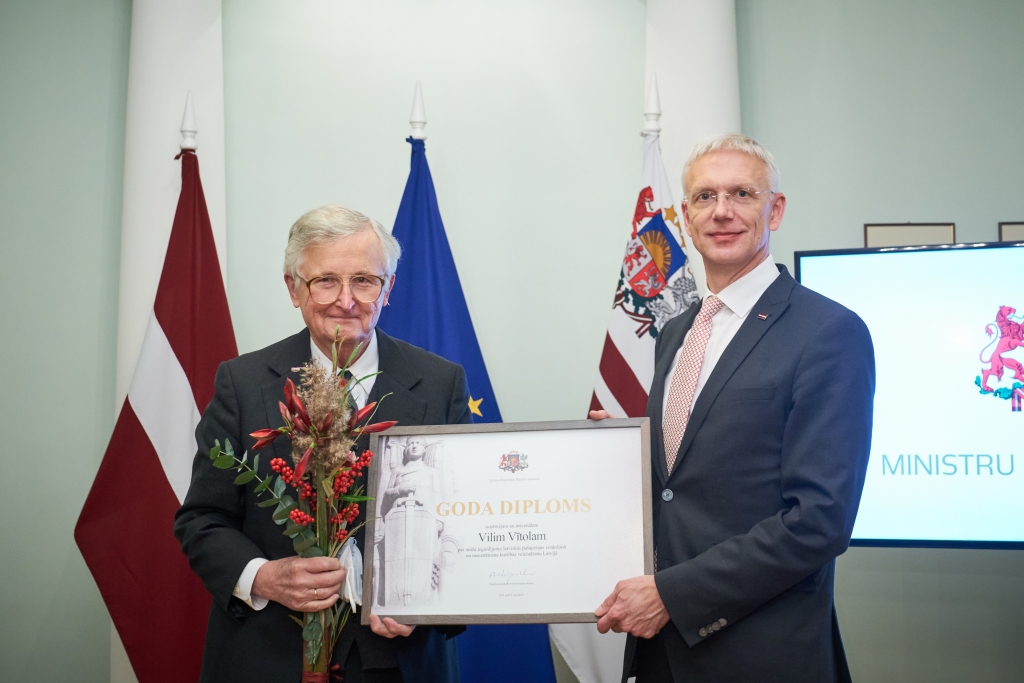 Ministru kabineta balvu saņēma arī uzņēmējs un mecenāts Vilis Vītols, kuram to piešķīra pagājušajā gadā, bet kovida ierobežojumu dēļ nebija iespējams pasniegt.
Autors: no Valsts kancelejas
