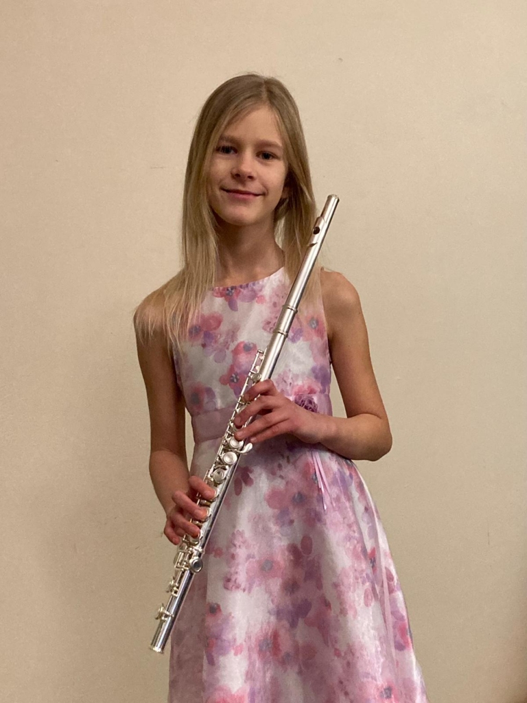 Jubilejas gadu aizvada ar labi padarīta darba sajūtu. Kokneses Mūzikas skolas kolektīvs var būt gandarīts — 30. jubilejas gads aizvadīts ar labi padarīta darba apziņu, ko apliecinājis mūzikas skolas audzēkņu sniegums dažādos konkursos.  Aktīvi muzicē arī pedagogi, kas organizē dažādus pasākumus gan skolā, gan Latvijas un starptautiskajā mērogā. No 2. līdz 4. decembrim skolā izskanēja XVI Starptautiskais klaviermūzikas izpildītāju — solistu un klavierduetu — 
konkurss. Šogad tas pirmo reizi notika attālināti. Konkursā piedalījās 65 jaunie mūziķi četrās grupās no Latvijas, Lietuvas un Krievijas skolām. Kokneses Mūzikas skolas audzēknis Reinis Cīrulis ieguva trešo vietu,  Arita Niedre un Ričards Logins saņēma diplomus. Prieks par audzēkņu sniegumu arī pedagogiem Solveigai Selgai, Ilonai Makareni un Jānim Bumbišam. Savukārt no 26. līdz 30. novembrim  Krievijas pilsētā Kazaņā  notika Starptautiskais pūšaminstrumentu spēles solistu konkurss “Ritmi Dell`Aria”, kurā skolas audzēkne Agate Feldmane (attēlā) ieguva III pakāpes laureāta diplomu. Tas arī pedagogu Kristīnes Antonovas un koncertmeistares Solveigas Selgas nopelns.
Autors: no www.koknese.lv