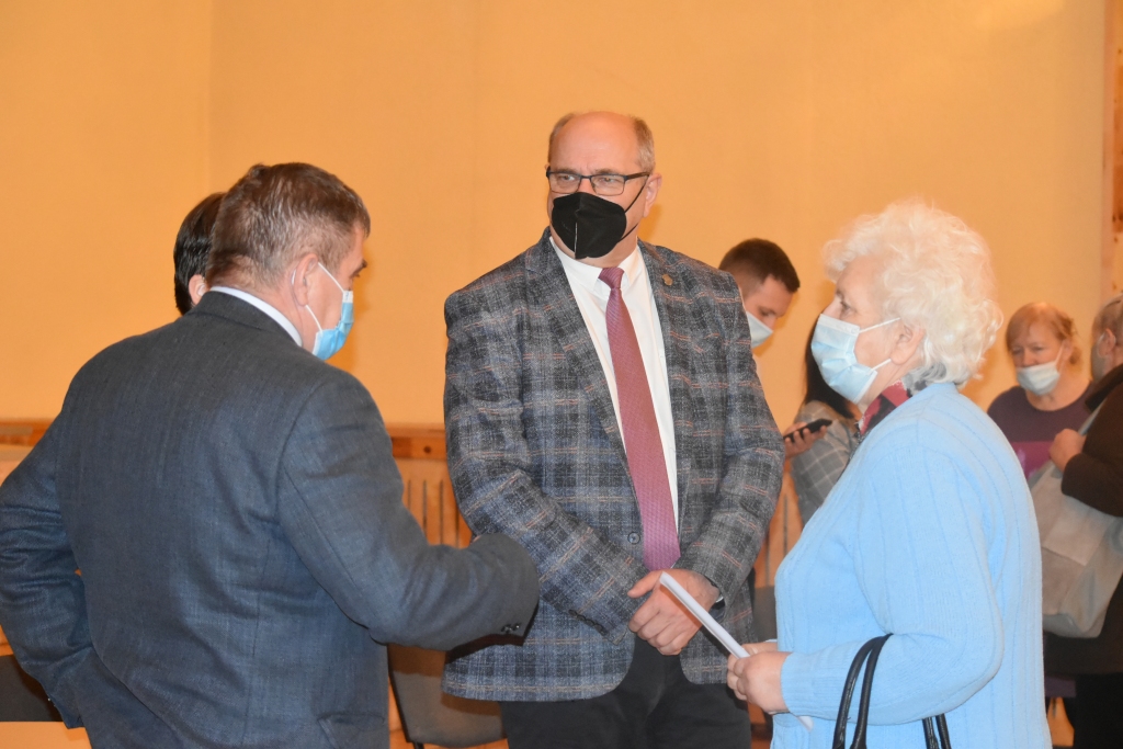 Sarunas turpinās. Individuālas diskusijas ar Aizkraukles novada domes vadības pārstāvjiem Andri Zālīti (no kreisās) un Leonu Līdumu turpinājās arī pēc tikšanās.