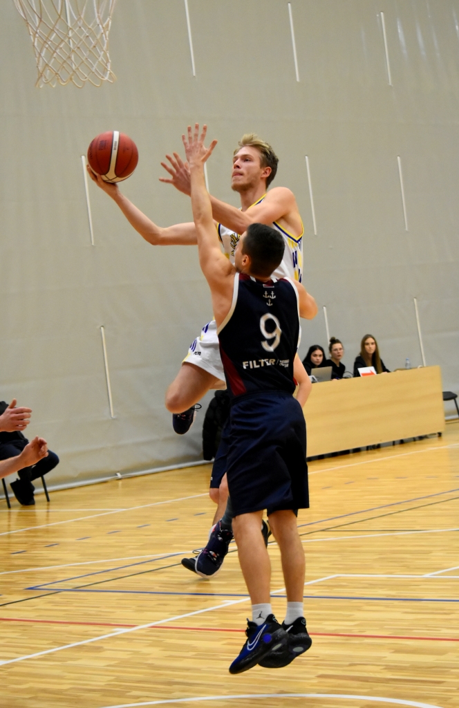 Punkti! Komandas “Aiz­kraukles novads” līderis Andrejs Grustāns lidojumā uz pretinieku grozu.