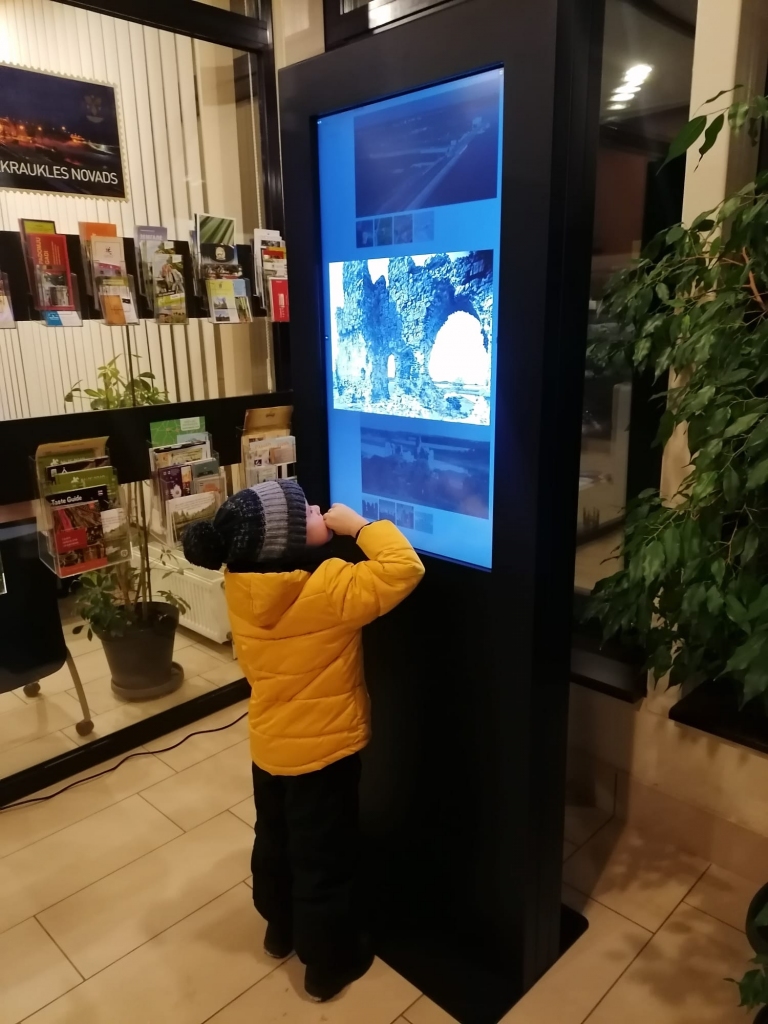 Aizkraukles pilsētas kultūras namā ierīkots interaktīvs informatīvais stends, kurā var iegūt informāciju par Aizkraukles ģeomorfoloģiju, ģeoloģiju, dažādiem augiem un Daugavas ūdenskrātuves dzīvniekiem, pilsētas vēsturi pirms un pēc Pļaviņu hidroelektrostacijas būvniecības. Iegūtās zināšanas var nostiprināt interaktīvā spēlē  — viktorīnā “Atpazīsti dabas vērtības Aizkraukles pusē”. Stends uzstādīts Latvijas—Lietuvas pārrobežu programmā. Uzstādīšanas, programmatūras un satura izveidi veica SIA “Tomega”. Stenda kopējās izmaksas ir 8200 eiro bez PVN.
Autors: Ginta Grincēviča