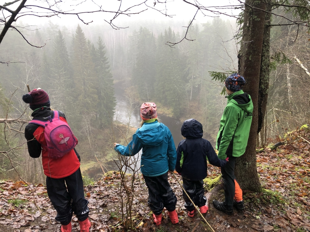 Dabā cilvēks iegūst jaunas zināšanas un pieredzi, pat tikai vērojot — ieraugot kādu putnu, pasmaržojot kādu augu un vēlāk noskaidrojot, kas tas ir. Daba ir mūsu visu kopīgā vērtība, kas jāsaudzē, uzsver Dabas aizsardzības pārvaldes speciāliste Elīna Ezeriņa (attēlā — ar meitām pārgājienā gar Braslas upi Vidzemē).
Autors: no personīgā albuma