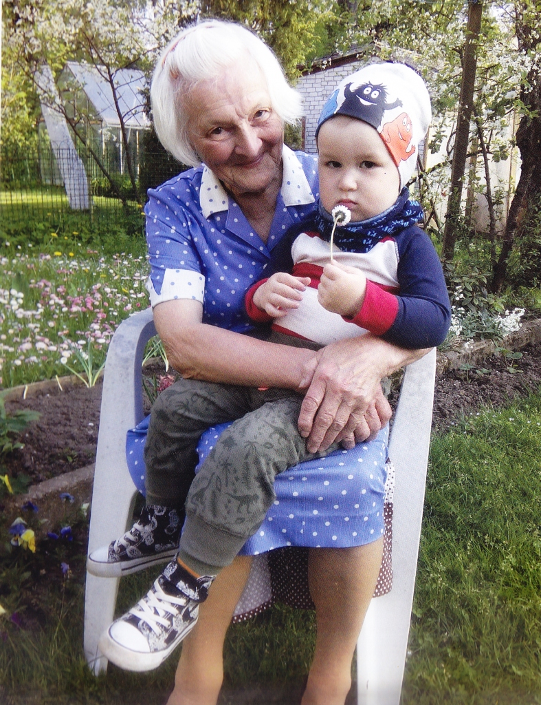 Kopā ar pirmo mazmazdēlu Leonardu.
Autors: no ģimenes albuma