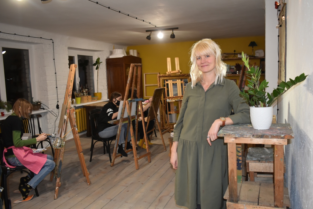 Vieta radošajam lidojumam. Koknesiete Elīna Māliņa savā mākslas studijā “Mtelpa”.