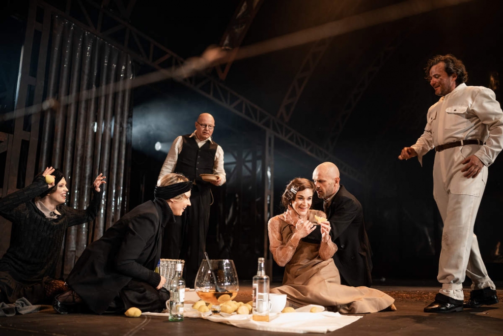 Skats no izrādes “Trīs draugi”.
Autors: Mārcis Baltskars