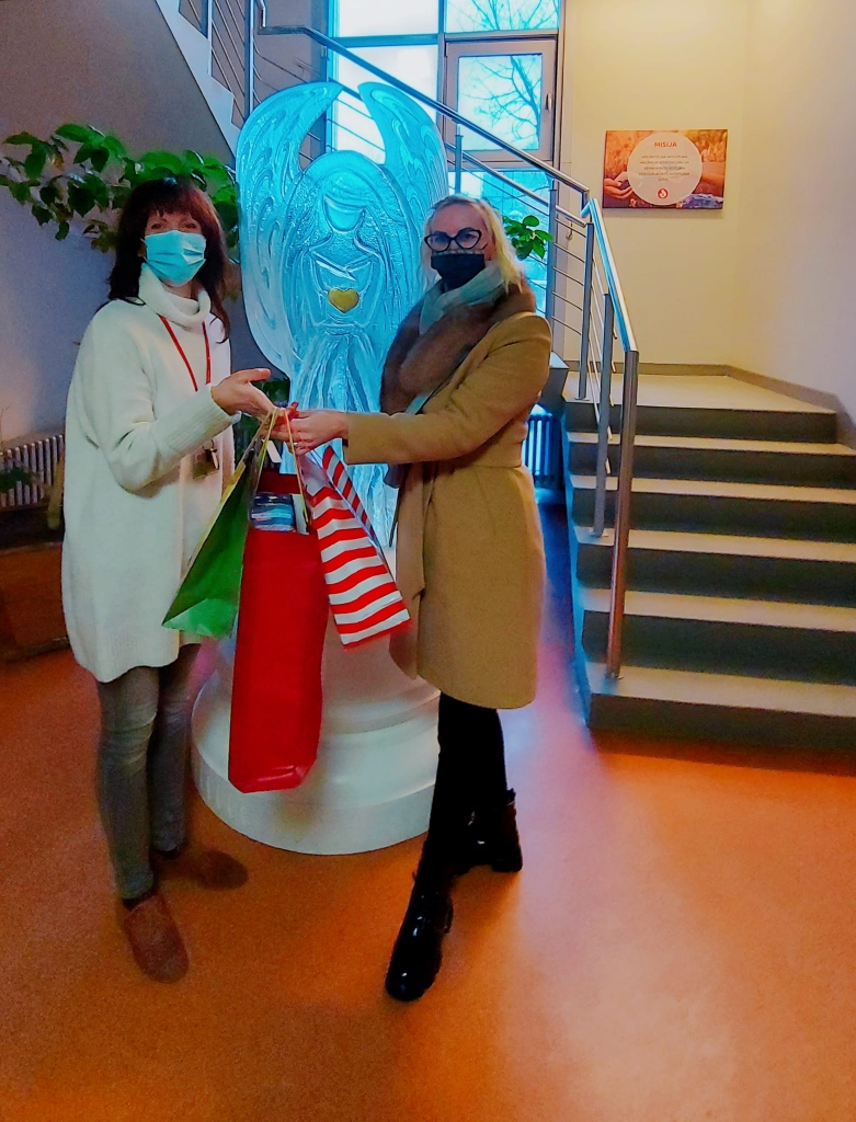 DĀVANAS sasniegušas adresātu. No labās — Valija Fedotova ar Bērnu klīniskās universitātes slimnīcas pārstāvi.
Autors: no personīgā albuma