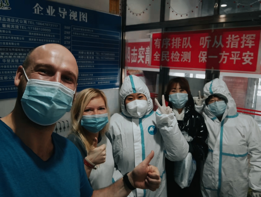 Stingri ierobežojumi. Ja esi vesels, ej, kur gribi, ja slims — sēdi mājās. Laine un Arturs ar draugiem.
Autors: no ceļotāju albuma