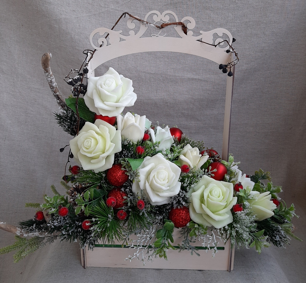 GANDRĪZ KĀ ĪSTA kompozīcija ar baltajām rozēm.
Autors: no Lilijas Ziediņas albuma