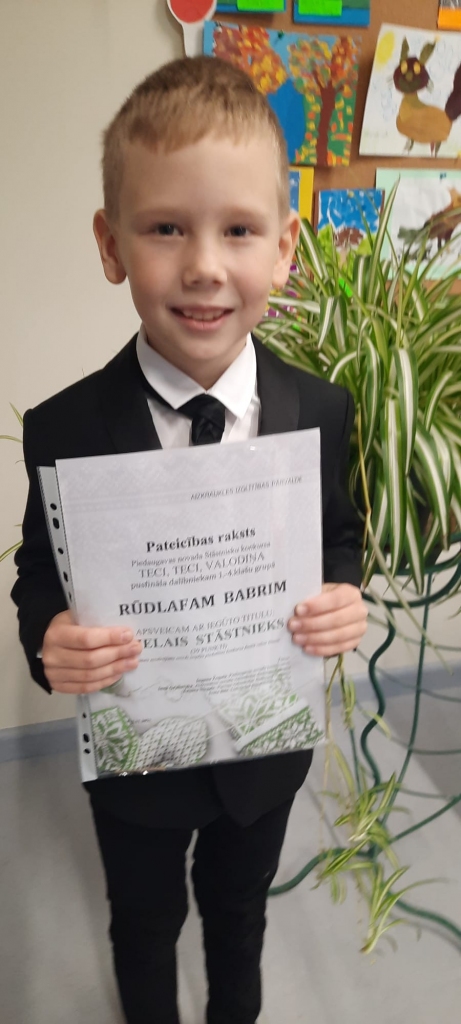 Talantīgi stāstnieki. Stāstnieku konkurss “Teci, teci, valodiņa” šogad notika jau 25. reizi. Finālā piedalījās 94 stāstnieki no visas Lat­vijas, tajā skaitā arī no Piedaugavas novada. To šogad pārstāvēja Aiz­kraukles novada vidusskola, Ilmāra Gaiša Kokneses vidusskola, Pļaviņu vidusskola, Lielvārdes pamatskola un Allažu tautas nama folkloras kopa “Tiptaiņi”. Arī šogad, tāpat kā pērn, konkurss notika videoformātā. Tas prasīja gan pašu dalībnieku, gan arī skolotāju un vecāku īpašu sagatavošanos. Konkursa rezultāti liecina, ka ar to veiksmīgi tikts galā. Jaunākajā grupā Rūdolfs Babris (attēlā, Aizkraukles novada vidusskola) saņēma Dižā stāstnieka titulu  un 1. pakāpes diplomu, vidējā grupā Laura Vilde (Ilmāra Gaiša Kokneses vidusskola) ieguva Lielās stāstnieces titulu un
2. pakāpes diplomu, savukārt vecākajā grupā Kaiva Annika Avotiņa un Kate Kondrāte no  Pļaviņu vidusskolas  tika pie  Lielās stāstnieces titula un 2. pakāpes diploma, bet Līva Razgale (Aizkraukles novada vidusskola) nopelnīja  Dižās stāstnieces titulu un 1. pakāpes diplomu. Piedaugavas novada koodinatore Inguna Žogota teic: “Liels prieks par aizkraukliešiem, gan par Līvu, kas jau otro reizi pēc kārtas saņem Dižās stāstnieces nosaukumu, un īpašs prieks par jauno un daudzsološo stāstnieku Rūdolfu, kas ar tādu apņēmību un pārliecību stāsta savus stāstus.”
Autors: Ligita Veļčinska