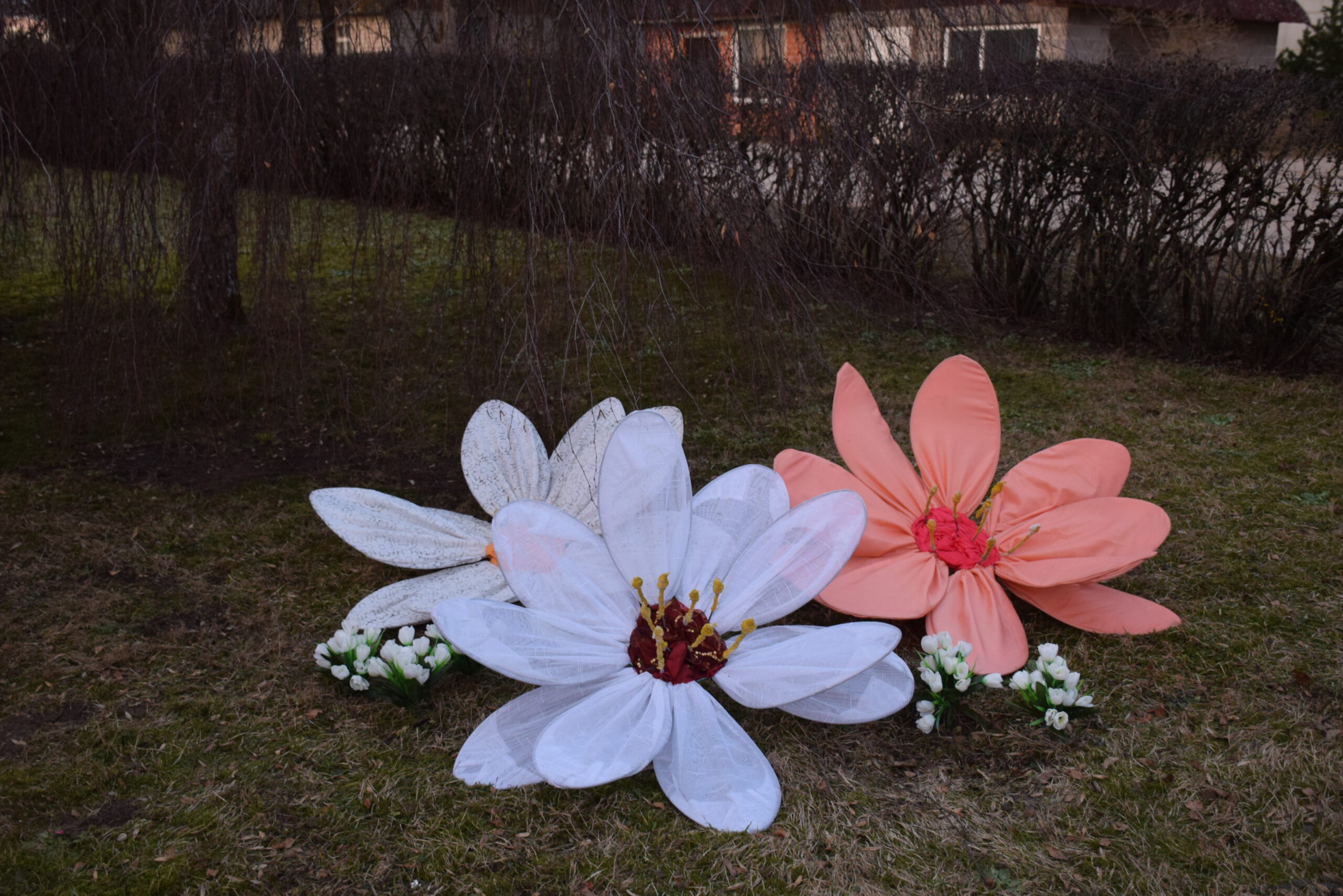 “Iršu Center Blooms with Colorful Fabric Flowers for Easter”