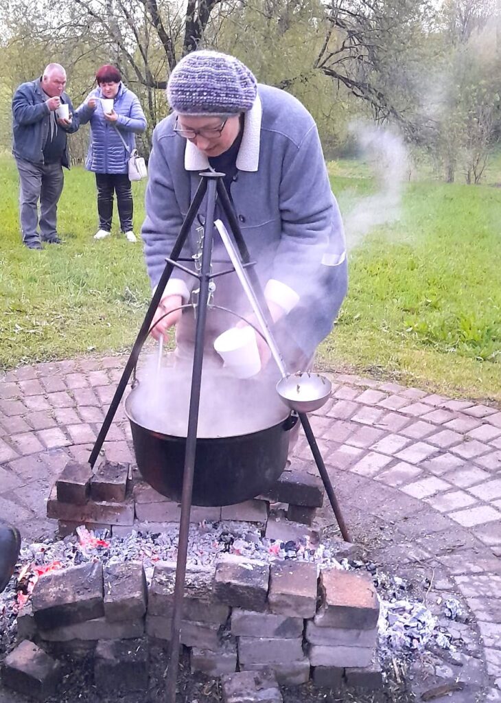 LAI LABI GARŠO! Apmeklētāji varēja nobaudīt “zaļo zupu”, kuru pasniedza muzeja darbiniece Sandra Feila.
