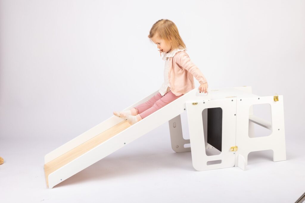 “Devekids” zīmola kāpslītis, kuru var izmantot četros dažādos veidos — zīmēt uz tāfeles, pārveidot par galdiņu, pakāpties, lai būtu vienā līmenī ar vecākiem, un pievienot slīdkalniņu.

Autors: Foto no uzņēmuma albuma