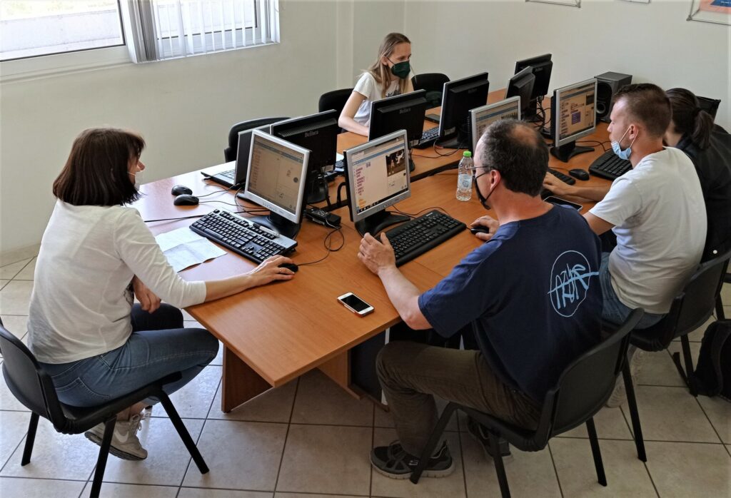 Skolotājas Ilze Apsīte un Aiga Šteinberga kopā ar kolēģiem no Ungārijas un Horvātijas apgūst programmēšanas prasmes Scratch.