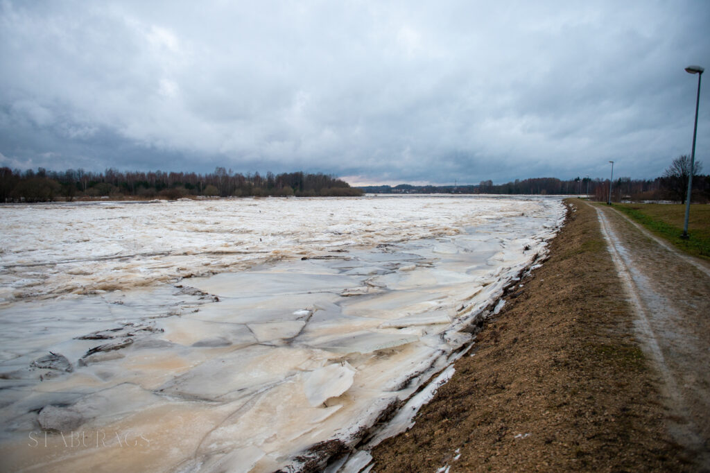 Daugavas labais krasts pie Gostiņiem 14. janvāra pēcpusdienā. 