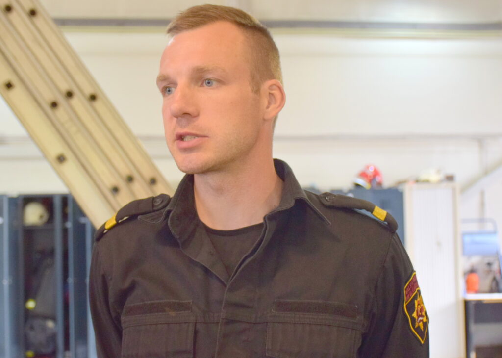 Ugunsdzēsējs glābējs Kristaps Mežraups.