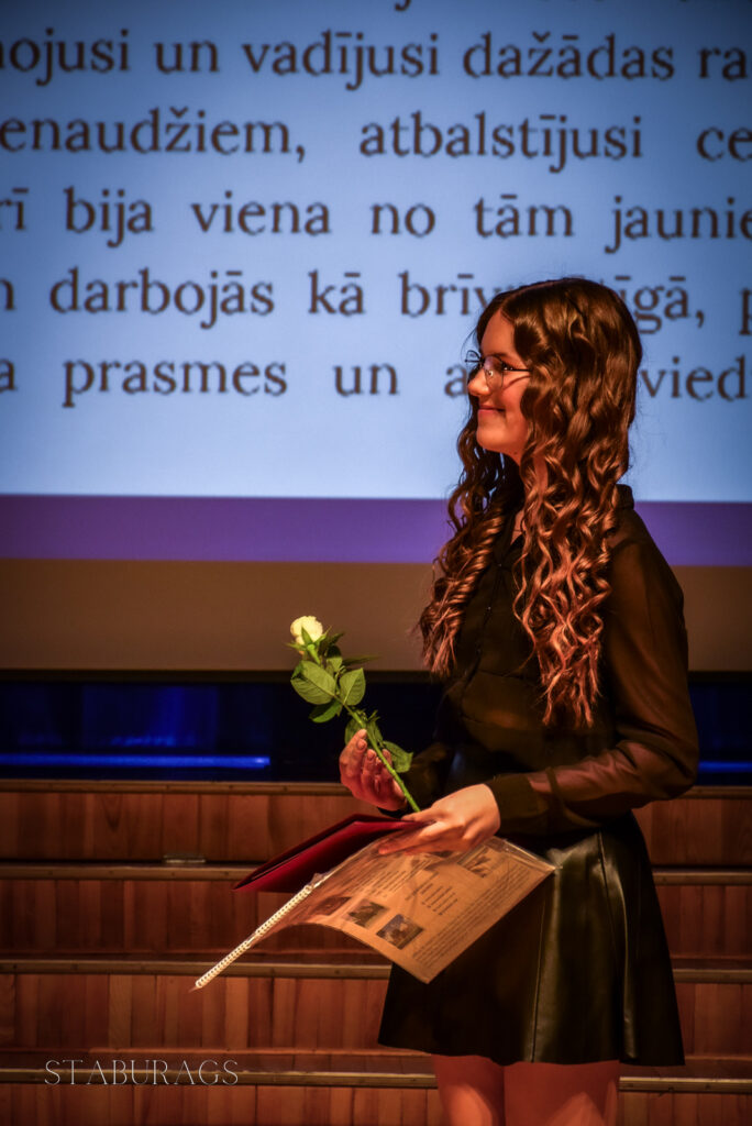 ESTERE MIGLA — jauniete, pēc kuras skices veidota šī gada balva, un arī viņa pati ir apbalvoto vidū.