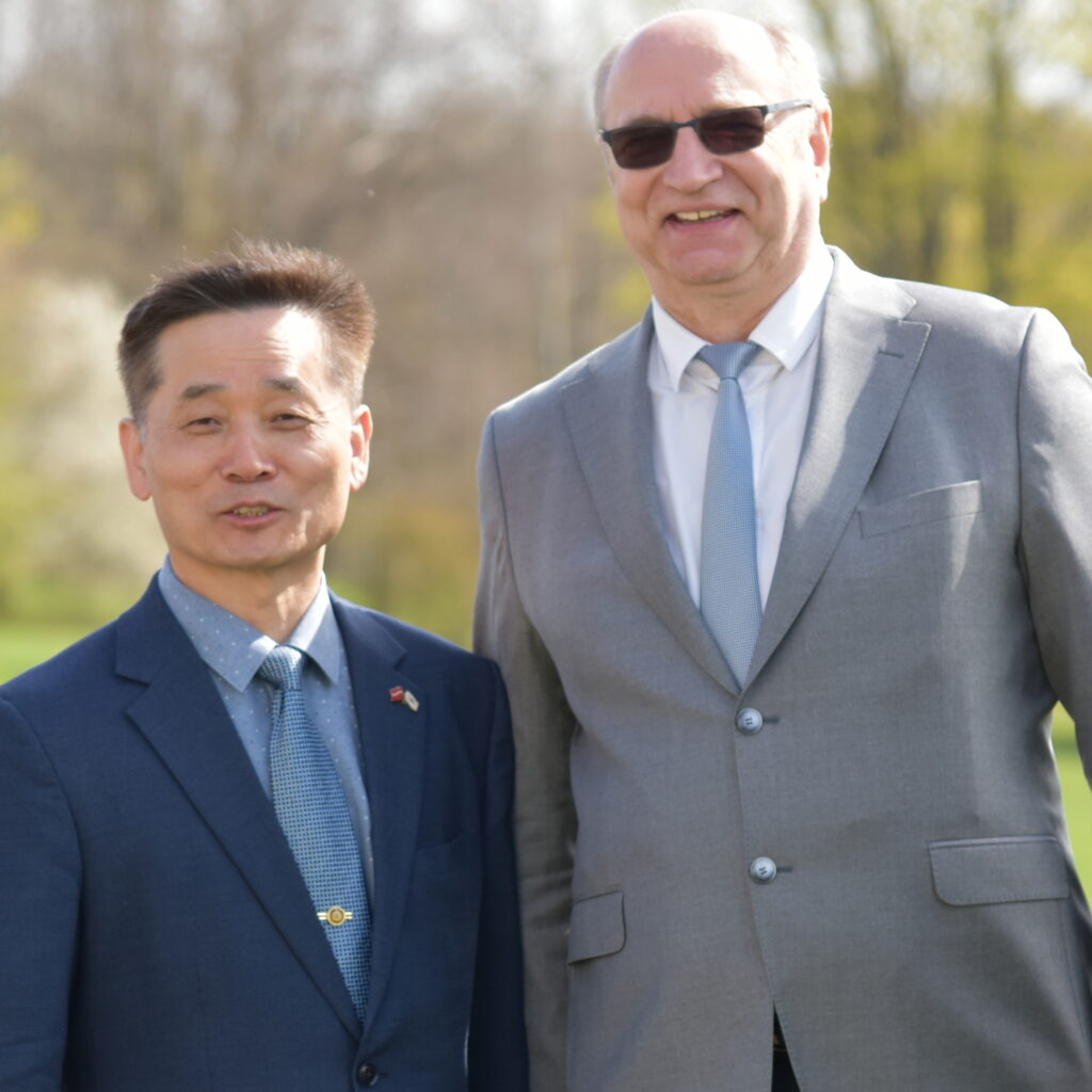 Korejas Republikas vēstnieks Songdžins Hans (no kreisās) un Aizkraukles novada domes priekšsēdētājs Leons Līdums.