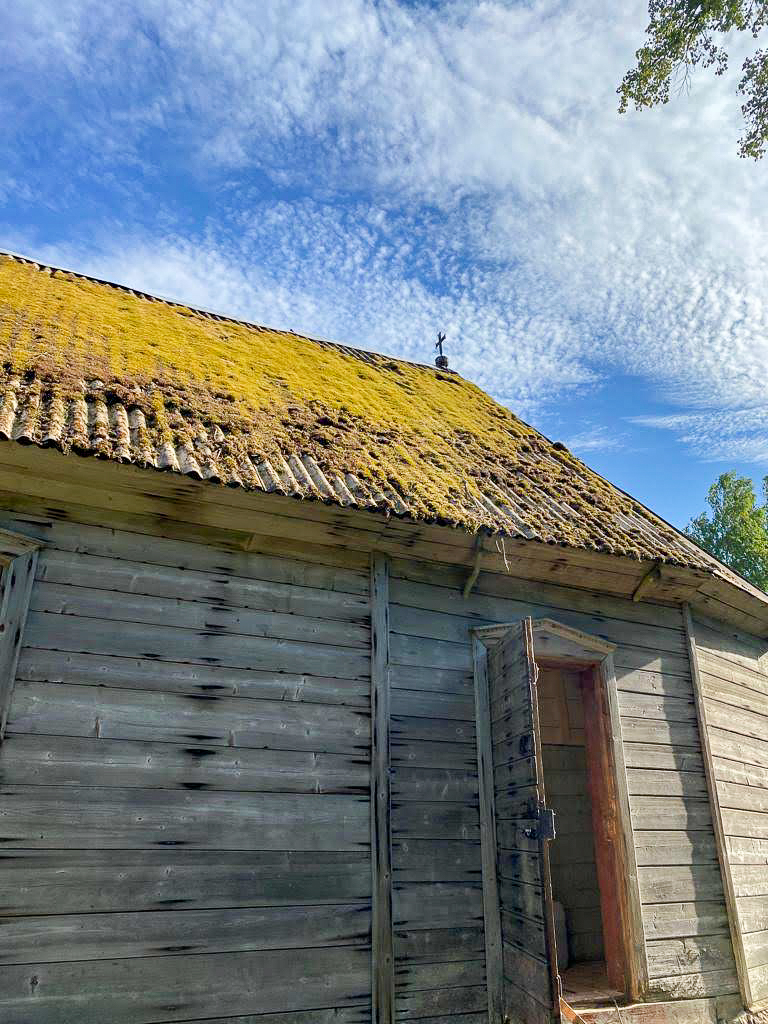DRĪZ ŠIS JUMTS BŪS VĒSTURE. Sūnām apaugusi Kankaļu baznīca.