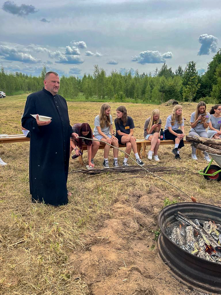 VIETA AR NĀKOTNI. Jūnijā citkārt aizmirstajos Kankaļos ieplūda dzīvība. Priekšplānā — prāvests Andrejs Mediņš. Foto no A. Mediņa albuma