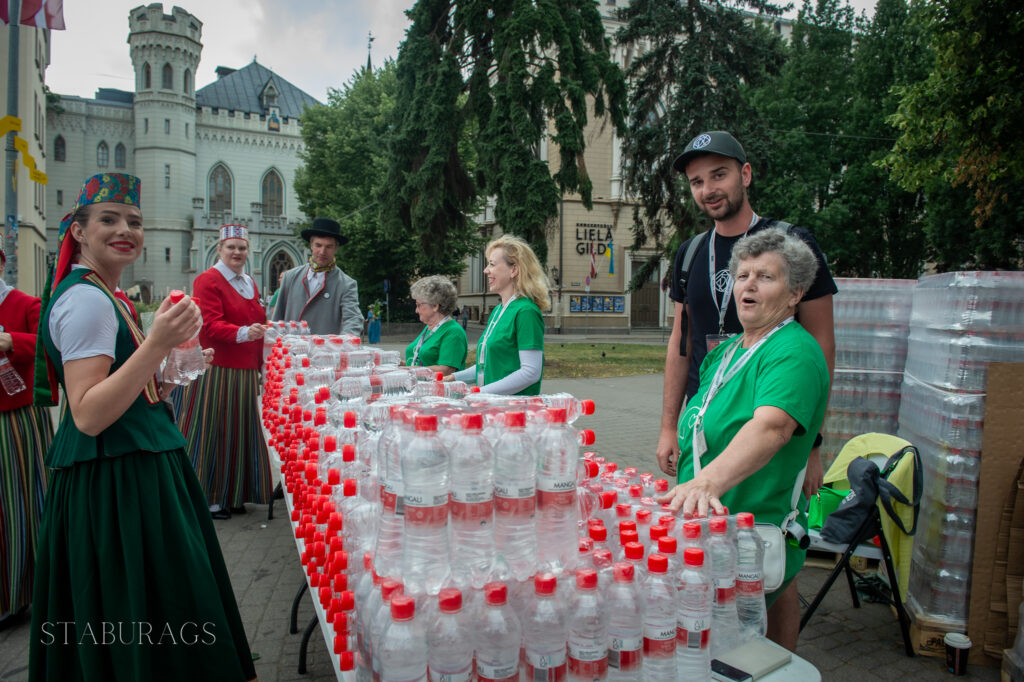 MAZI DARBI, LIELI PALĪGI. It kā nemanāmi, bet turpat līdzās daudzus organizatoriskos darbus svētkos palīdz veikt aptuveni tūkstoš brīvprātīgo. Viena no tiem ir bebrēniete Lība Zukule. Programmu un aproču izdale, skatītāju informēšana un “pieskatīšana” — tie ir tikai daži darbiņi, kas brīvprātīgajiem bija jāveic, piemēram, koru koncerta “Tīrums” ģenerālmēģinājumā Mežaparka Lielajā estrādē, kuru trešdienas vakarā noskatījās ap 15 tūkstošu cilvēki. Svētku komanda ir pateicīga brīvprātīgajiem, no kuriem liela daļa jau kopš 26. jūnija pašaizliedzīgi iesaistās XXVII Vispārējo latviešu Dziesmu un XVII Deju svētku norisēs.