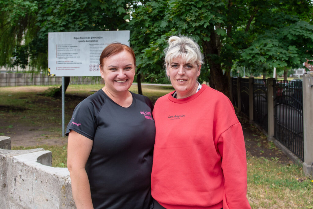 “SEN NEESAM TIK LABI IZSMĒJUŠĀS.” Jaunjelgavas kolektīva “Kodols” dejotājas Marina Kreiza (no kreisās) un Airita Neilande.