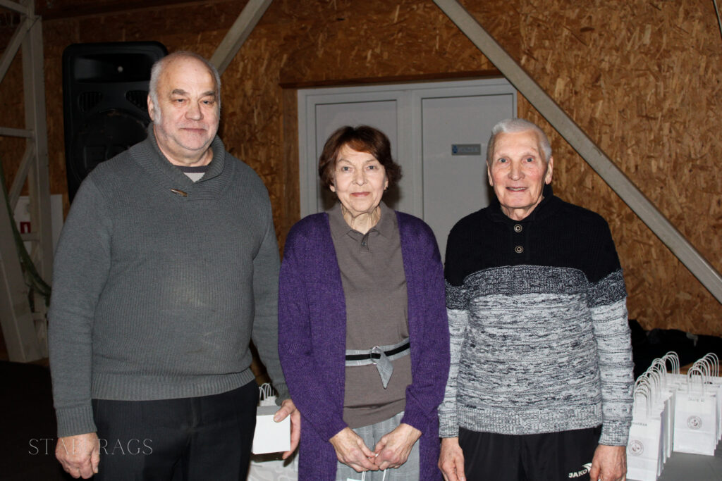 PANĀKUMI GALDA TENISĀ. Koknesieši izcīnīja 1. vietu Latvijas Sporta veterānu-senioru savienības galda tenisa sacensību kopvērtējumā. Panākumu kaldināja Antons Kursītis (no kreisās), Anna Lulle un Ernests Skopāns.