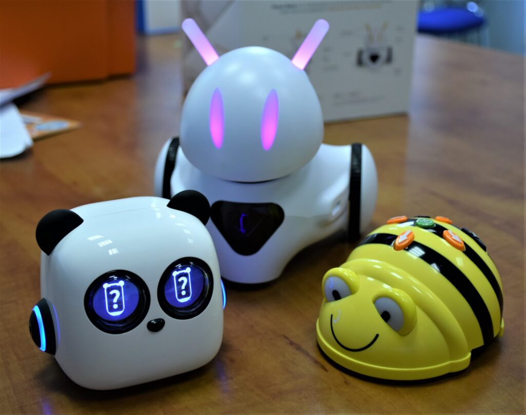 Roboti Pandiņa (no kreisās), Alfrēds un Robobite.