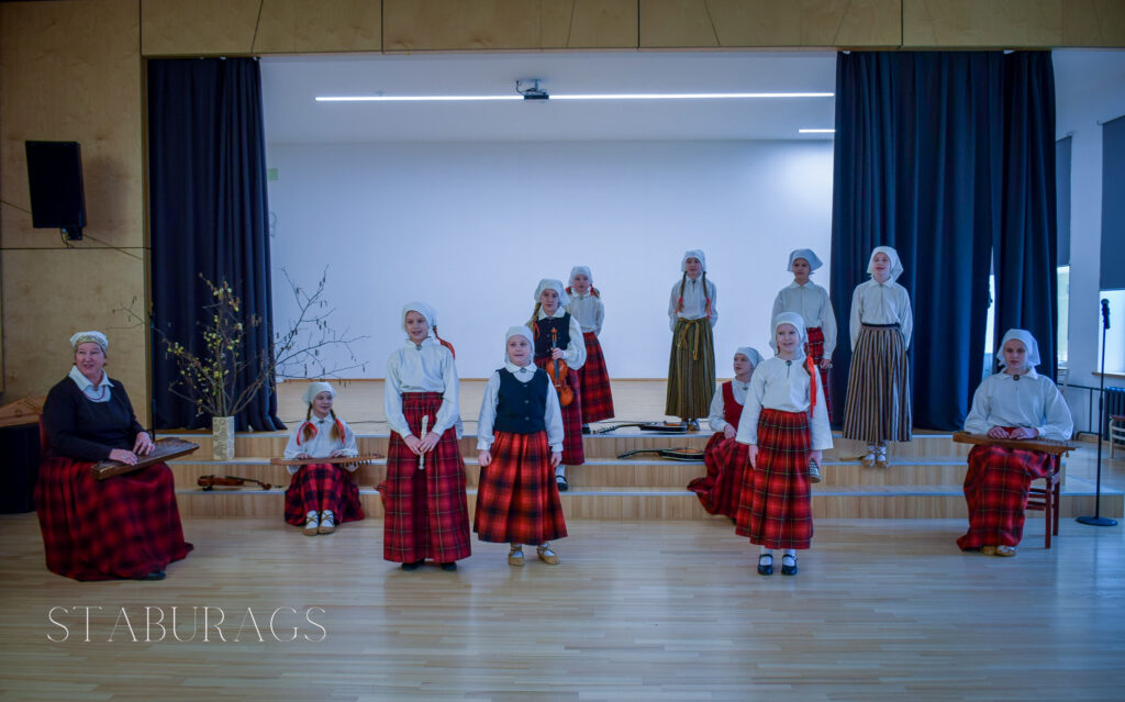 I. GAIŠA KOKNESES VIDUSSKOLAS FOLKLORAS KOPA “TĪNE” (no kreisās — vadītāja Inguna Žogota) skatē ieguva vislielāko punktu skaitu starp Aizkraukles novada kopām.
